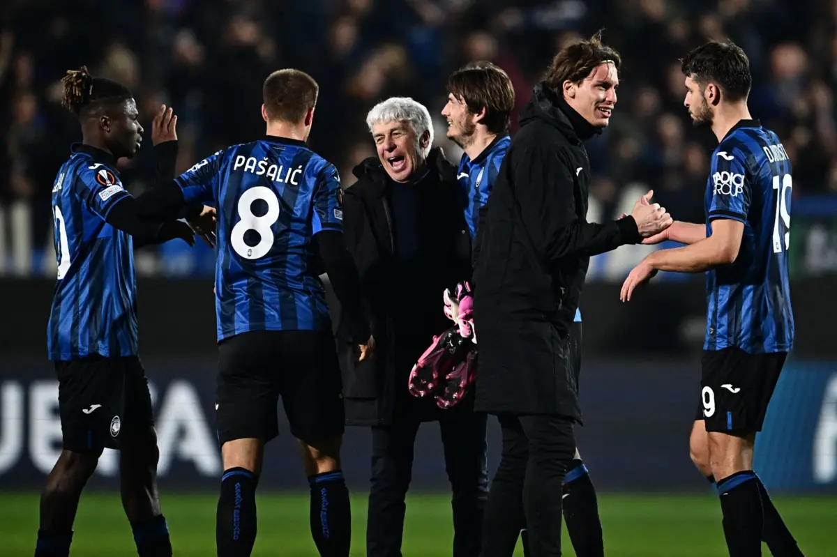 Gasperini festeja com a equipa no relvado (GABRIEL BOUYS/AFP)