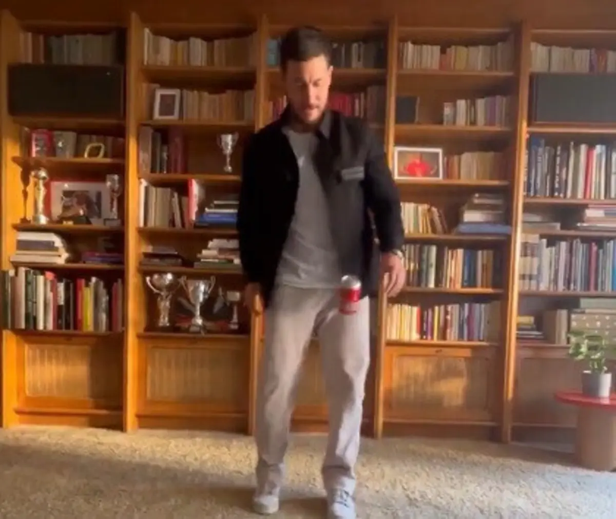 Imagem de contexto do artigo Não perdeu o jeito: Eden Hazard dá toques numa... lata de cerveja