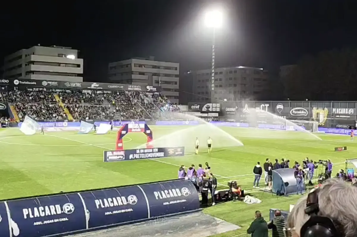 Imagem de contexto do artigo Famalicão-FC Porto: árbitros protestaram, mas foram atingidos pela rega