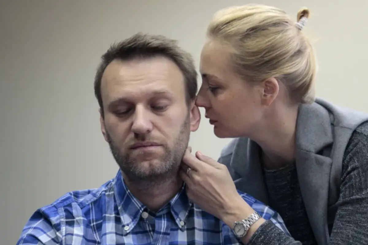 Alexei Navalny e a mulher (Créditos: EPA)