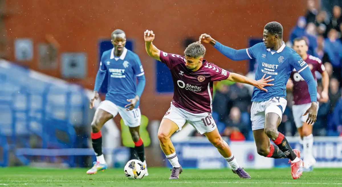 Cláudio Braga com a camisola do Hearts