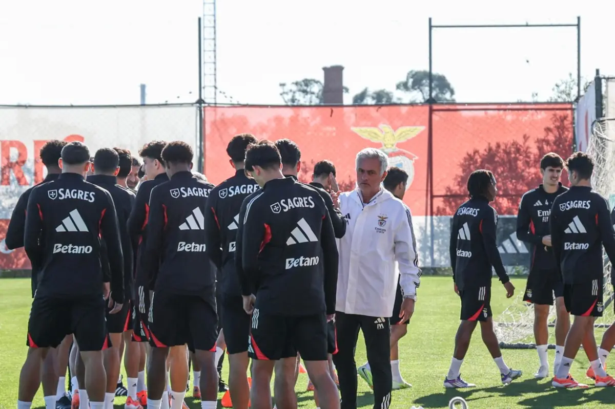 Imagem de contexto do artigo Novidades no treino do Benfica: José Mourinho chamou jovens da formação