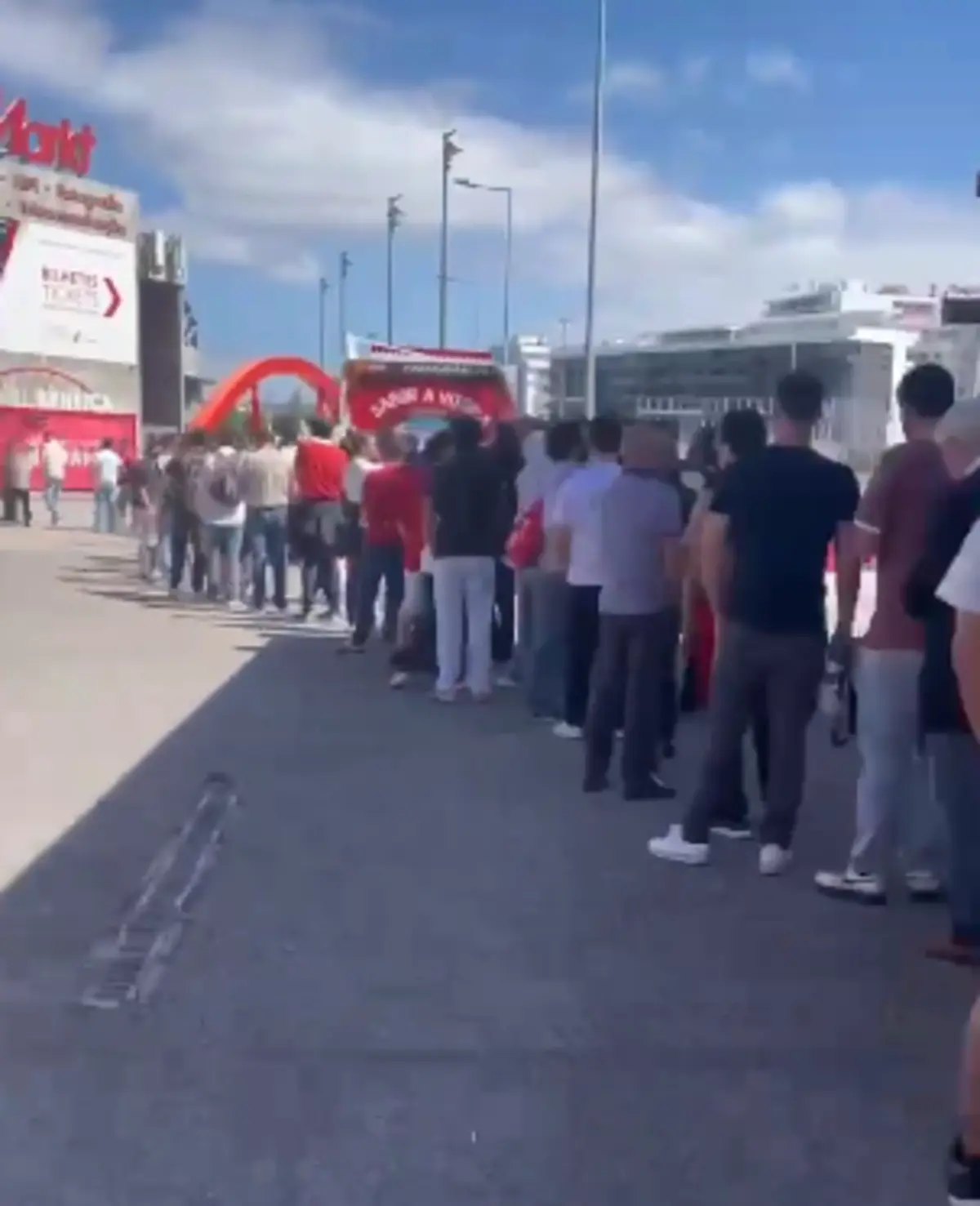 Imagem de contexto do artigo Longas filas para entrar na Assembleia Geral do Benfica e início adiado