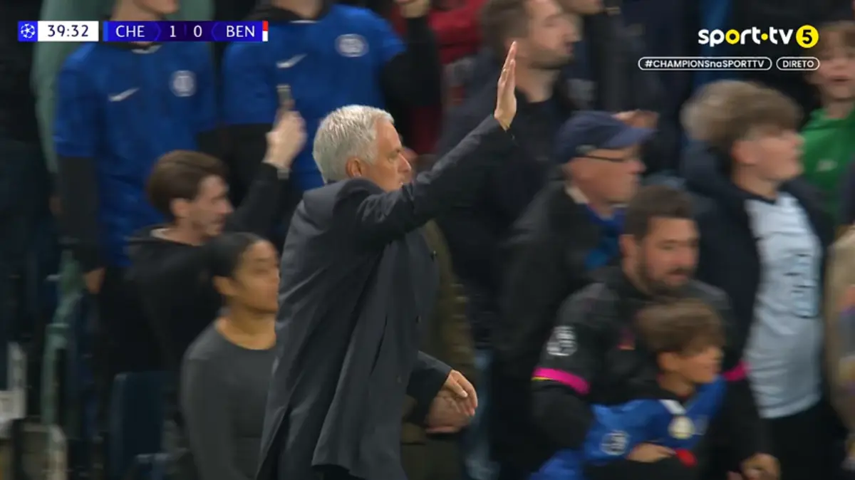 Imagem de contexto do artigo Adeptos do Benfica atiram objetos na direção de Enzo e até Mourinho pediu calma