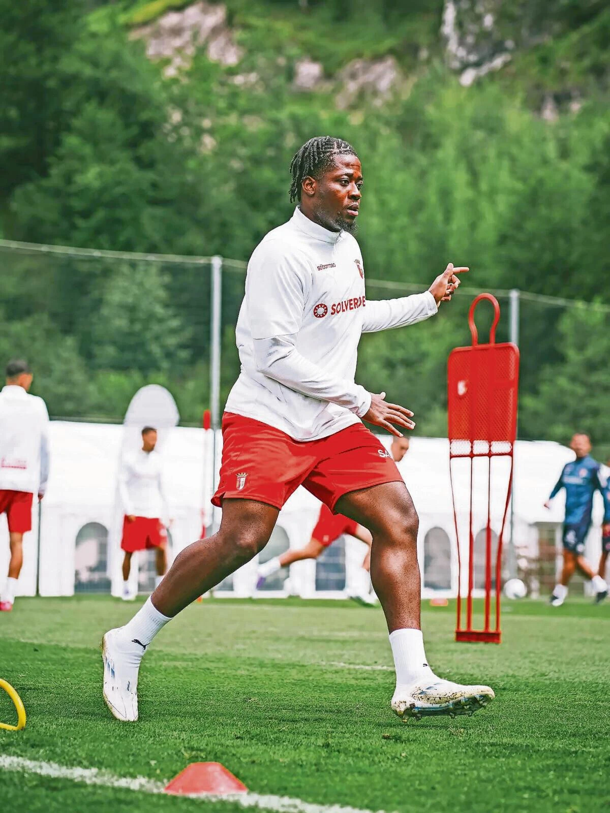 Depois de uma primeira época discreta, Arrey-Mbi aposra na explosão com Carlos Vicens (créditos: SC Braga)