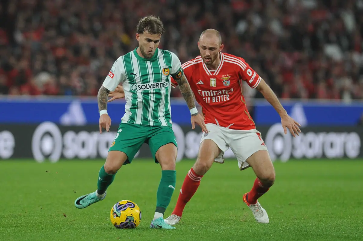 Guga com a bola (créditos: Álvaro Isidoro / Global Imagens )