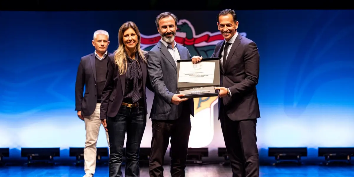Imagem de contexto do artigo Pedro Proença entregou certificação 5 estrelas à formação do FC Porto