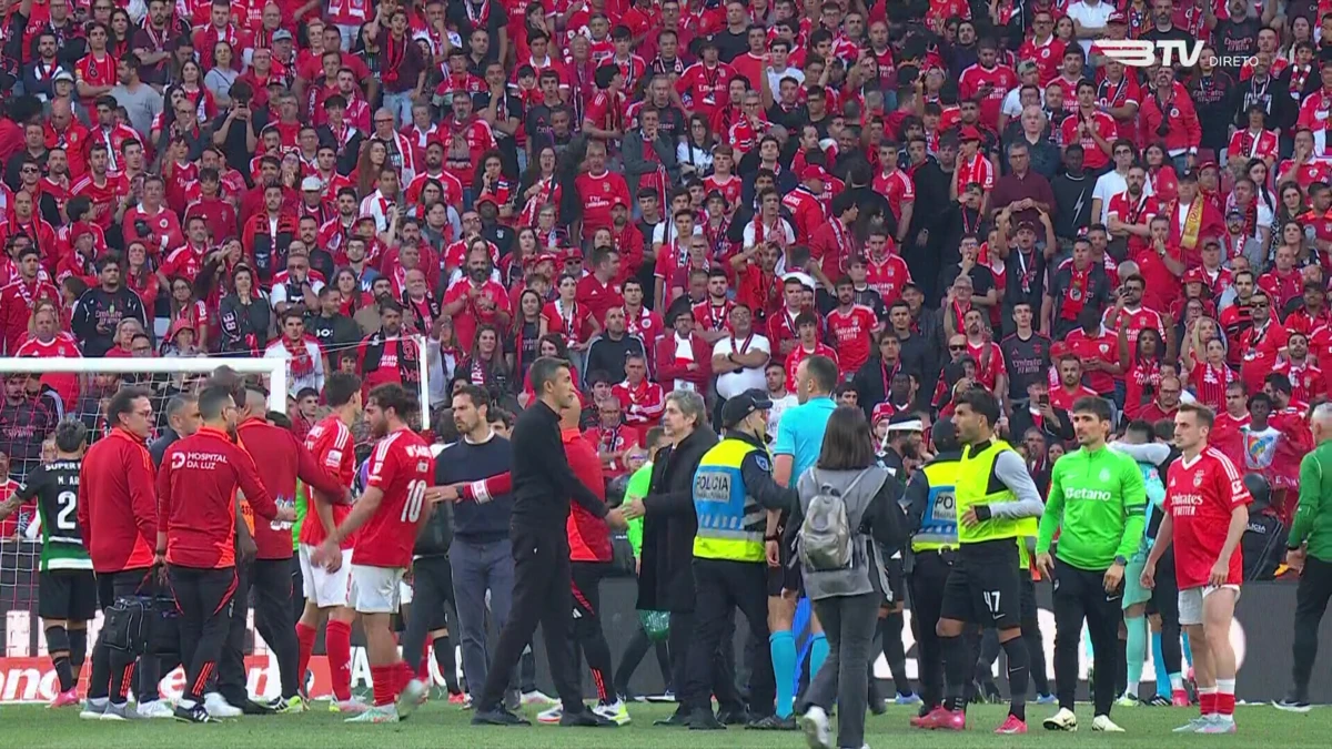 Imagem de contexto do artigo Esgaio expulso após o Benfica-Sporting em confusão no relvado. Veja o momento