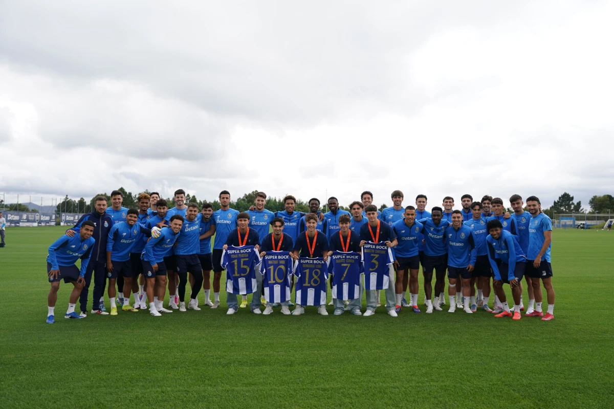Imagem de contexto do artigo Jogadores do FC Porto que venceram Europeu Sub-17 estiveram com equipa A no Olival