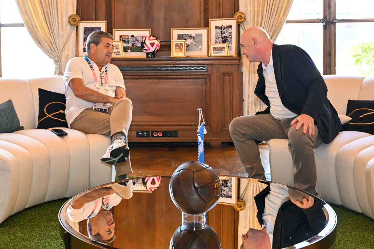 Fernando Gomes reunido com Gianni Infantino em Paris