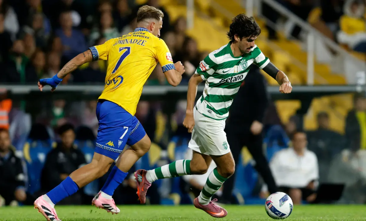 Nodar Lominadze, jogador do Estoril, com Francisco Trincão