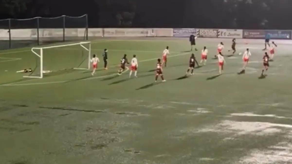 Imagem de contexto do artigo "Vento extremo, postes a abanar": "Irresponsabilidade pura" em jogo de futebol