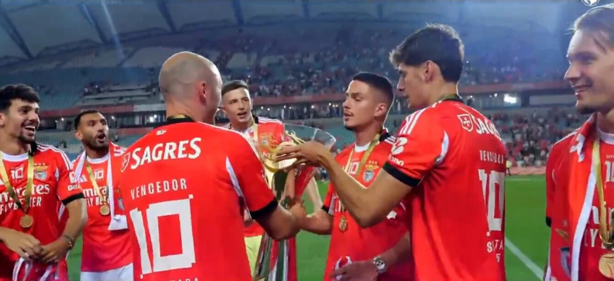 Imagem de contexto do artigo Festa do Benfica: Aursnes insistiu que Ivanovic levantasse a Supertaça