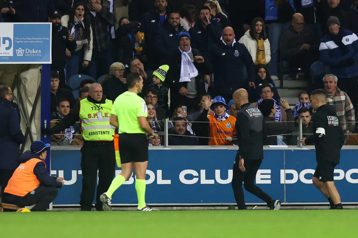 Imagem de contexto do artigo FC Porto-Estrela: o que dizem os relatórios do árbitro e do delegado sobre os incidentes no túnel do Dragão