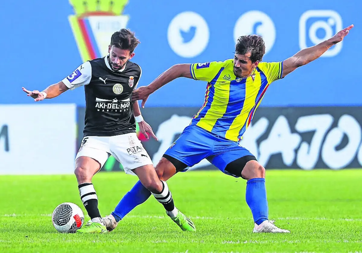 Pepo, à esquerda, ao serviço do Caldas