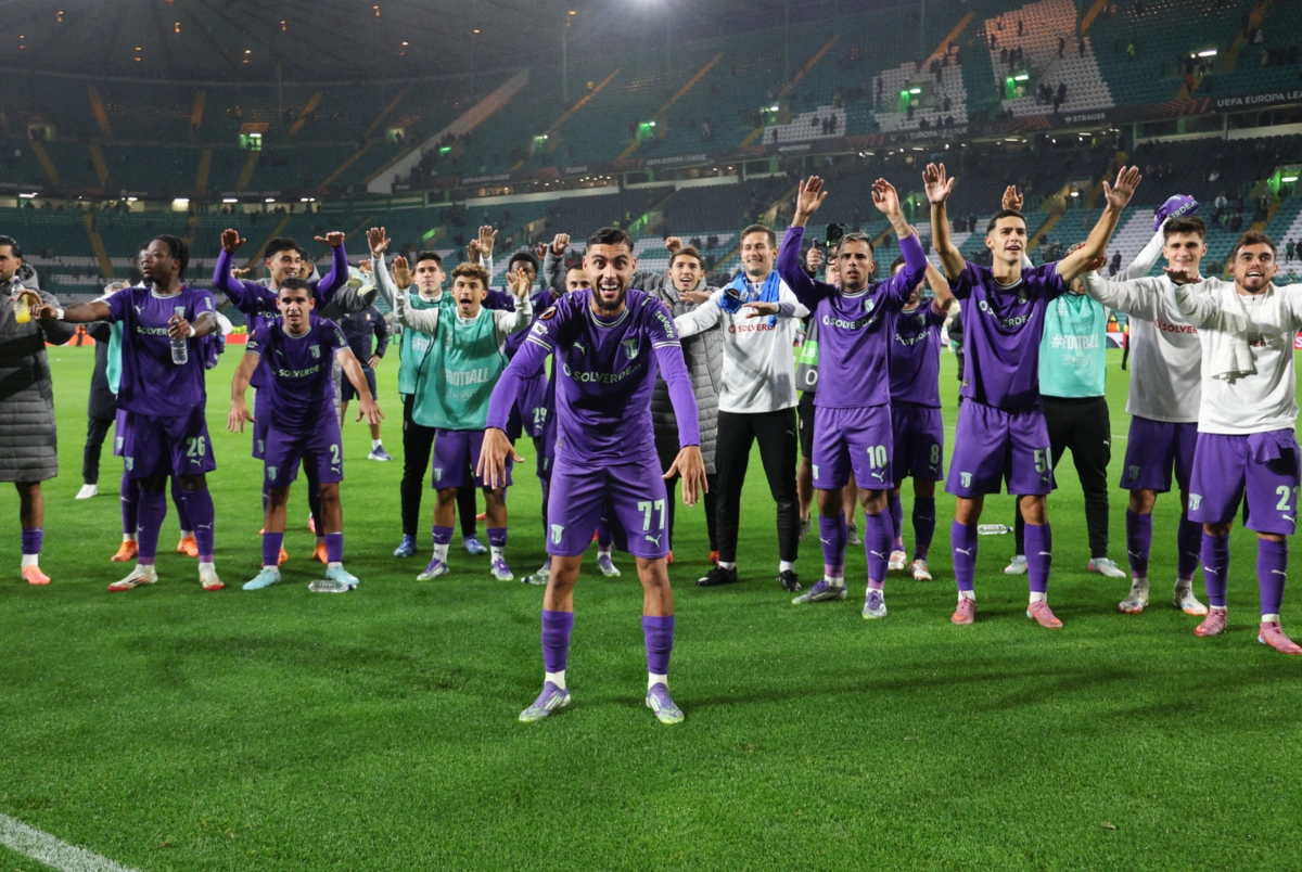 epa12425619 Braga's Gabri Martinez and his teammates celebrate with their supporters after winning the UEFA Europa League league phase match between Celtic FC and SC Braga in Glasgow, Scotland, 02 October 2025.  EPA/ROBERT PERRY