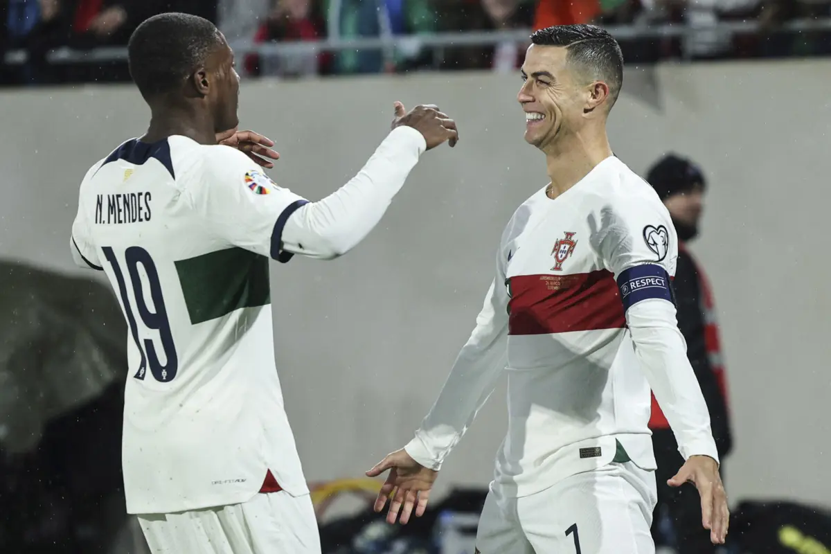 Nuno Mendes e Ronaldo ( EPA MIGUEL A. LOPES)