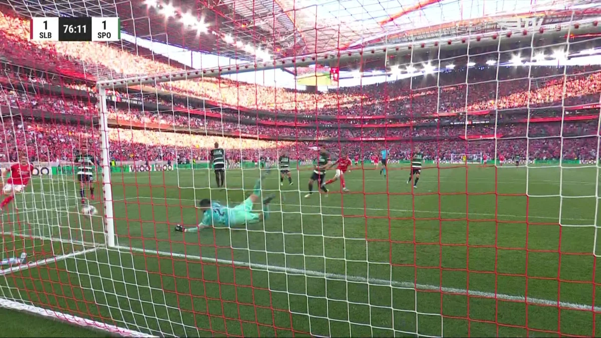 Imagem de contexto do artigo Benfica-Sporting: Pavlidis ficou à beira da reviravolta. Veja o tiro ao poste do grego