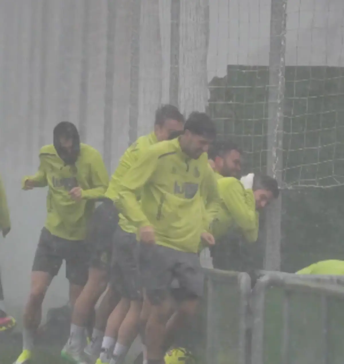 Imagem de contexto do artigo "Hoje não dá para tiki-taka": chuva torrencial interrompeu treino em Espanha