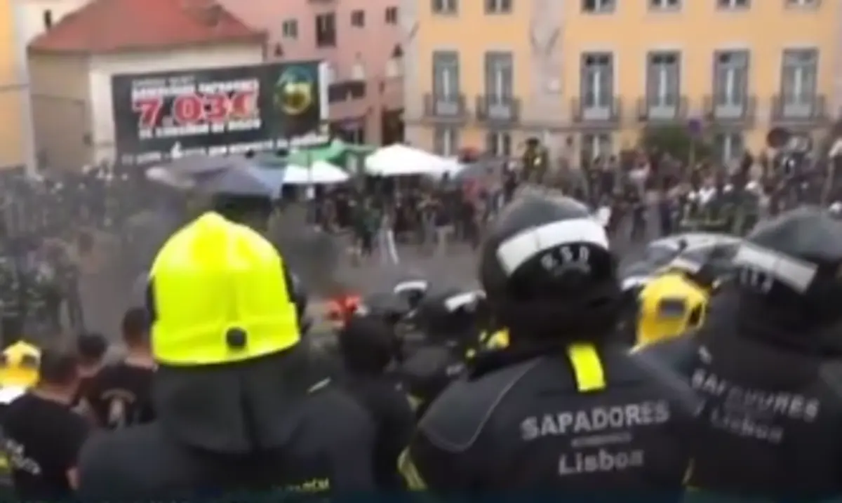 Imagem de contexto do artigo Petardos, heavy metal e hino nacional: protesto dos bombeiros sapadores acaba com participação ao Ministério Público