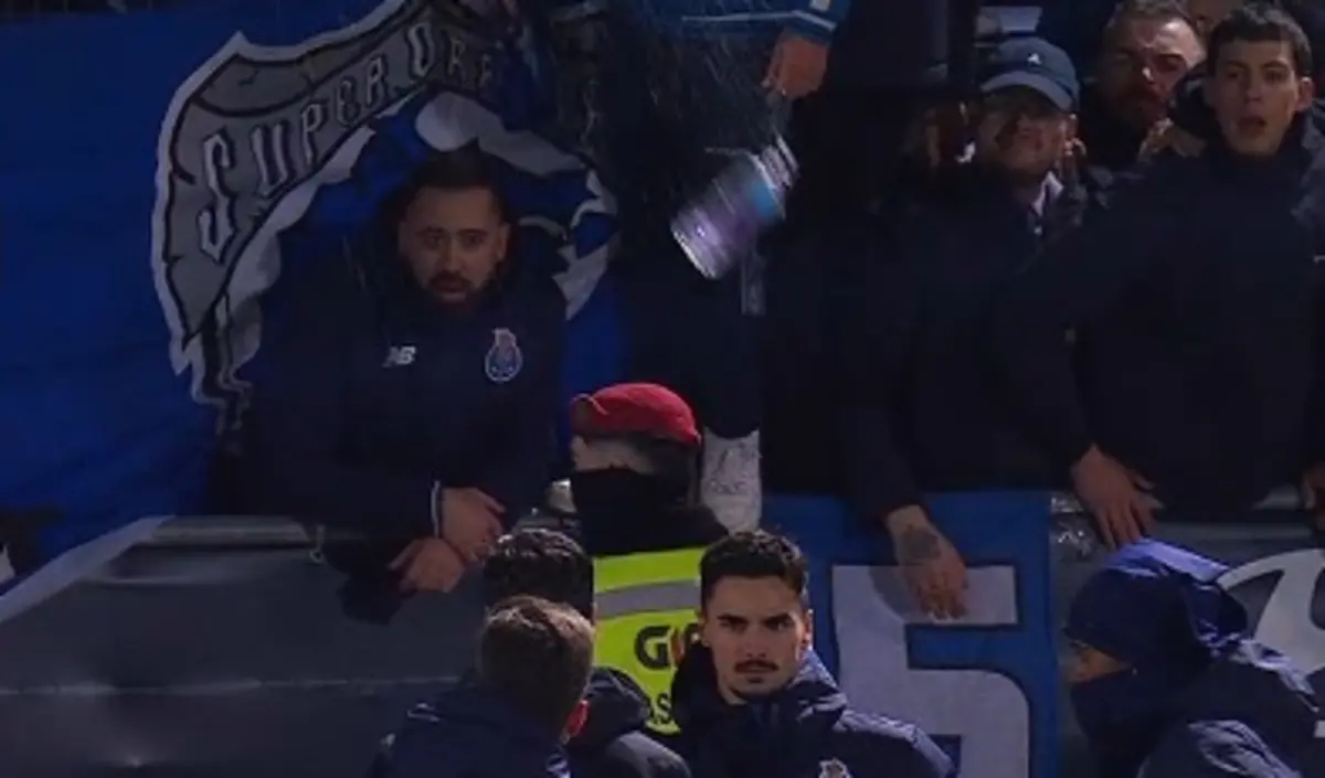 Imagem de contexto do artigo Garrafa atirada da zona dos Super Dragões quase atinge Vítor Bruno