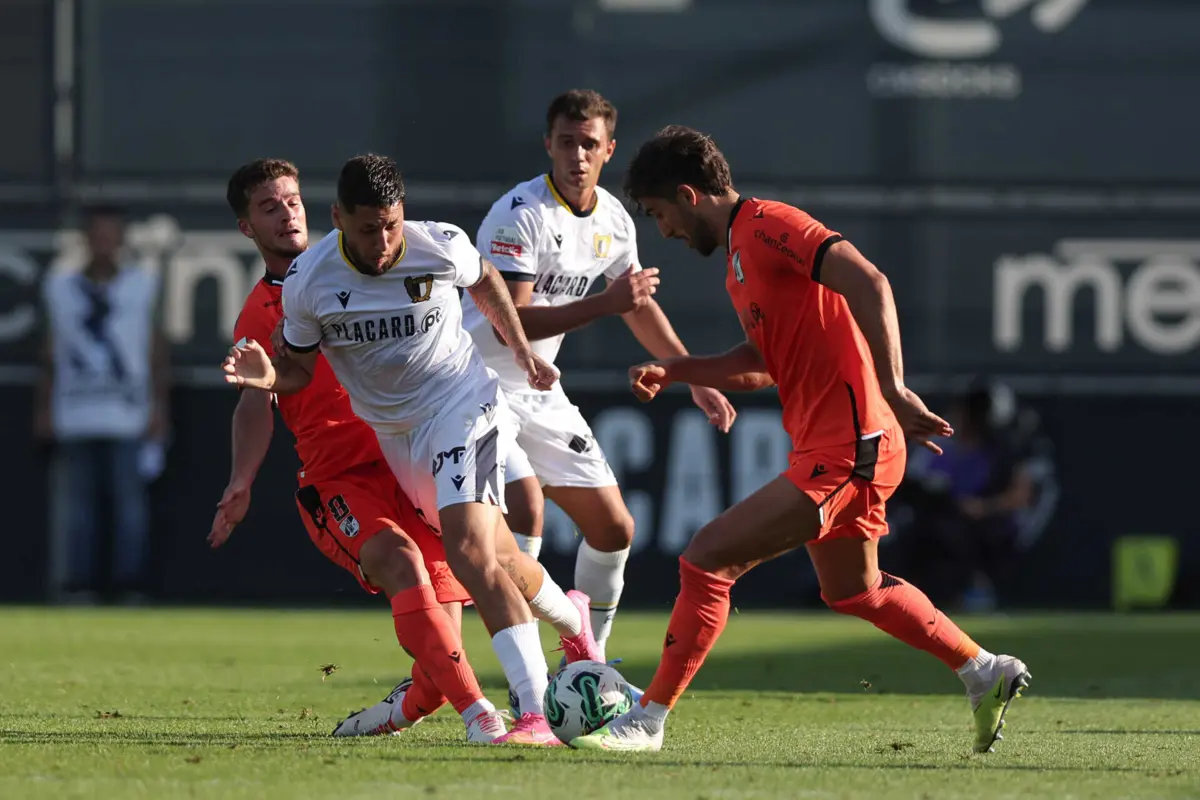 Aranda tenta progredir com bola com a intervenção de dois jogadores do Vitória (Créditos: Miguel Pereira/Global Imagens)