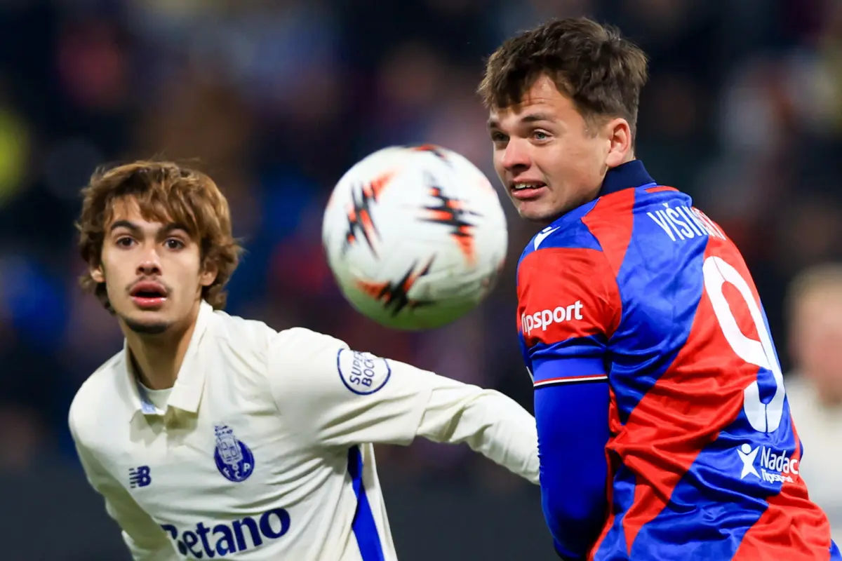 Rodrigo Mora numa disputa de bola