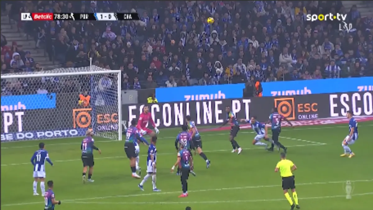 Imagem de contexto do artigo Fábio Cardoso cai na área do Chaves e FC Porto pede penálti. Assista ao lance