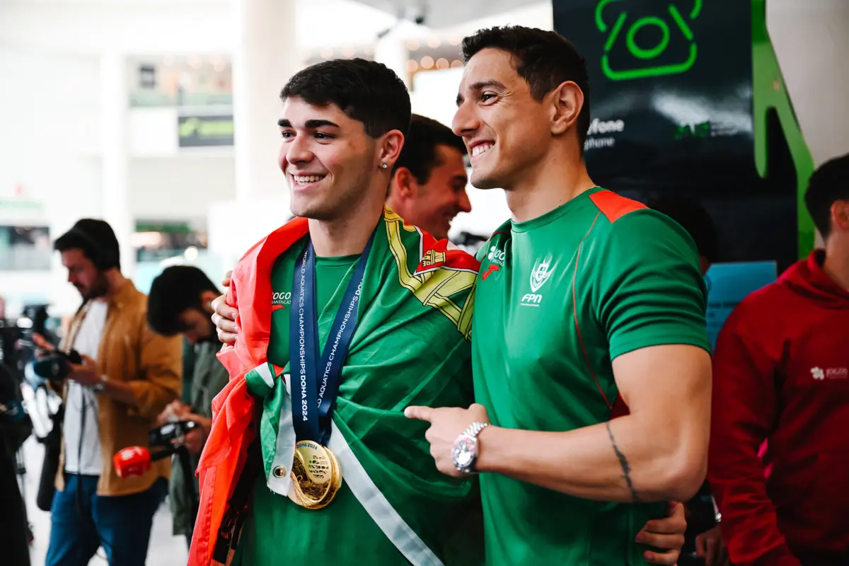 Diogo Ribeiro com as medalhas (Créditos: Rita Chantre/Global Imagens)