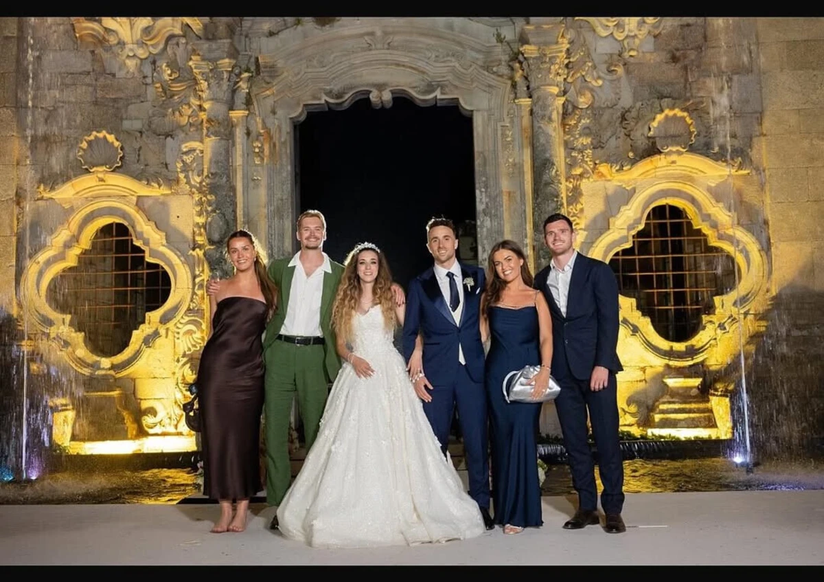 Robertson e Kelleher no casamento de Diogo Jota (créditos: Instagram/Reprodução)