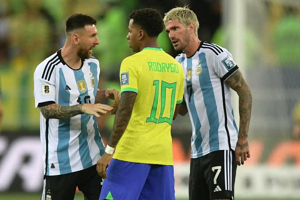Rodrygo e Messi trocam argumentos (Créditos: CARL DE SOUZA / AFP)