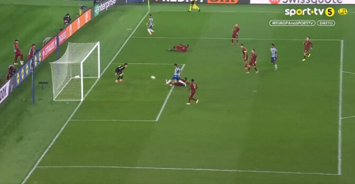 Imagem de contexto do artigo Autogolo de Rensch fechou marcador do Roma-FC Porto: veja aqui