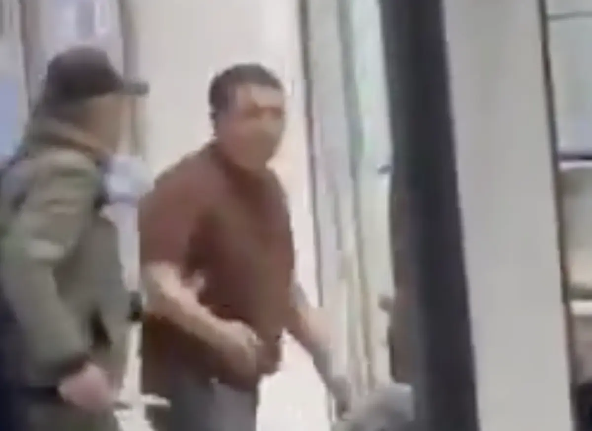 Imagem de contexto do artigo Antigo campeão de boxe troca de lugar com refém e ajuda a desarmar alegado terrorista. Veja