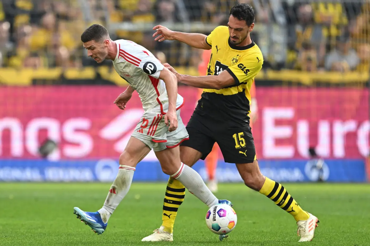 Robin Gosens e Mats Hummels, dois internacionais alemães, disputam a bola