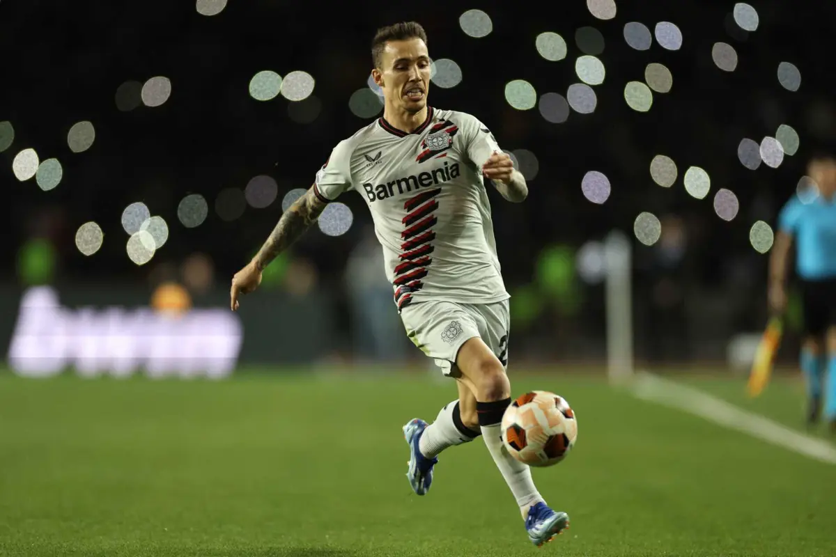 Alejandro Grimaldo, jogador do Bayer Leverkusen (Fotografia: AFP)