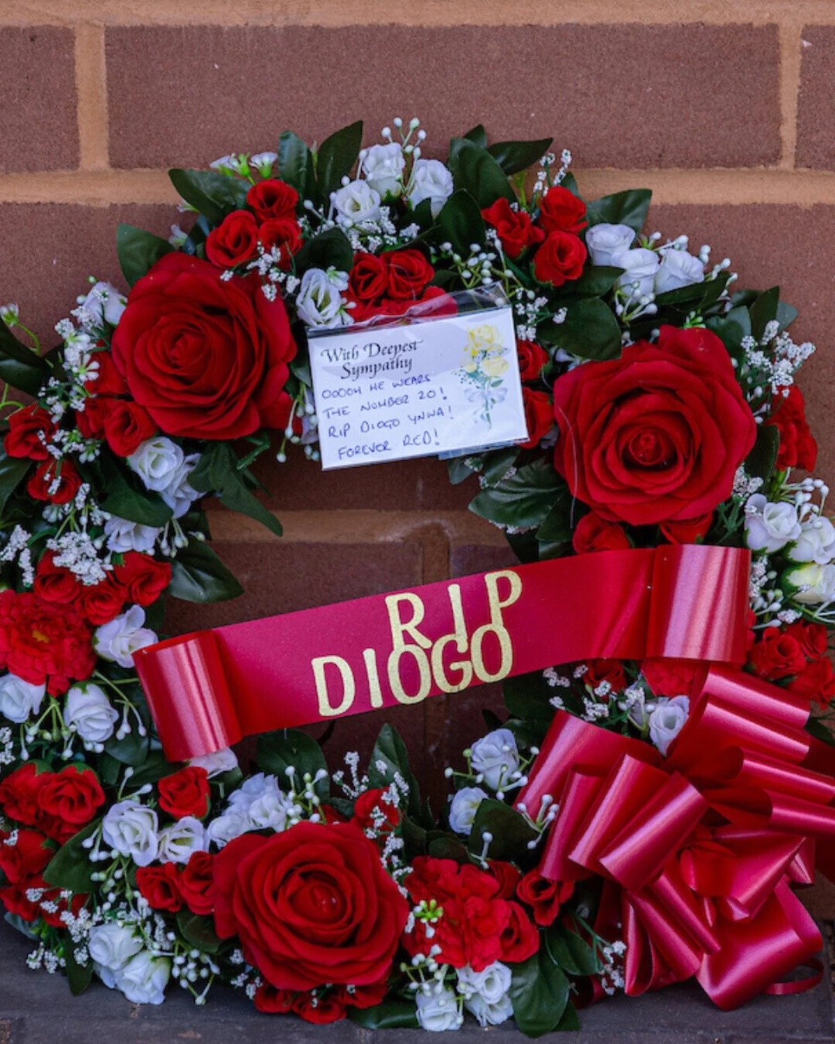 Imagem de contexto do artigo Adeptos do Liverpool começaram a criar memorial a Diogo Jota em Anfield