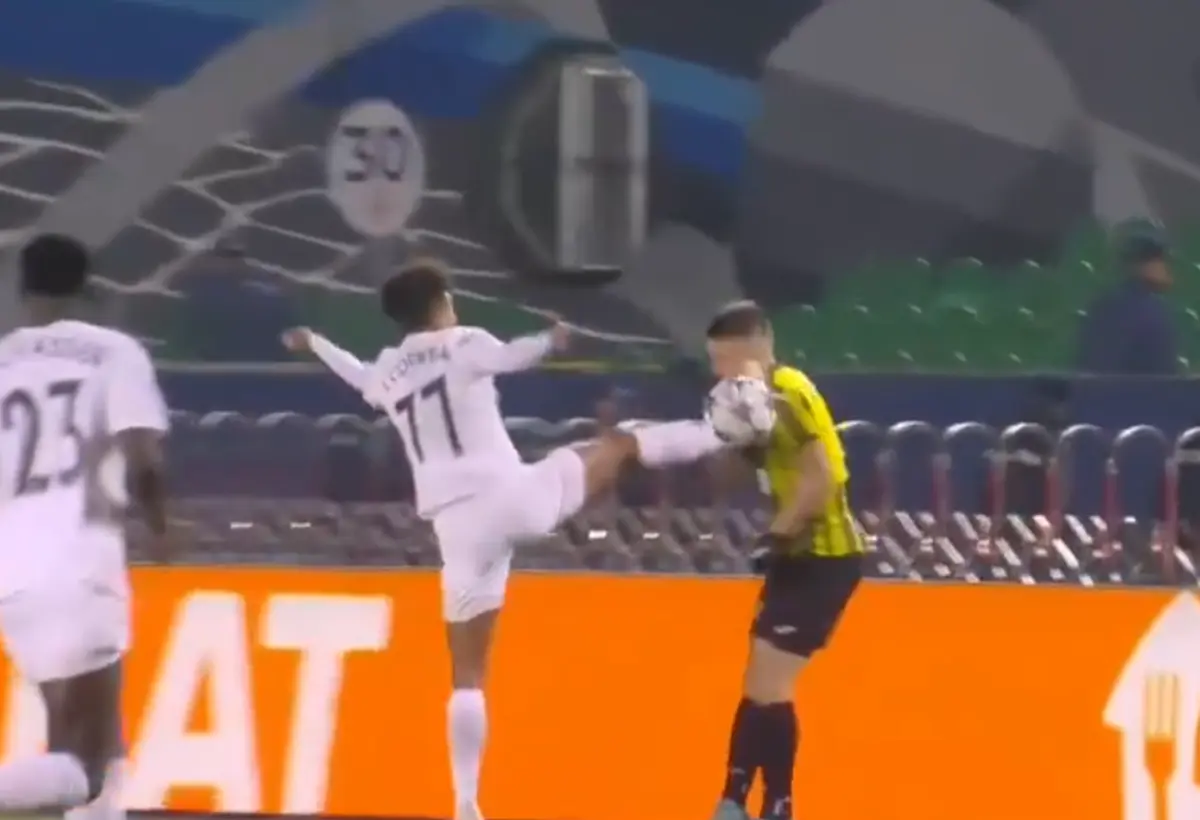 Imagem de contexto do artigo Kairat Almaty-Pafos: João Correia expulso aos três minutos por falta sobre Luís Mata