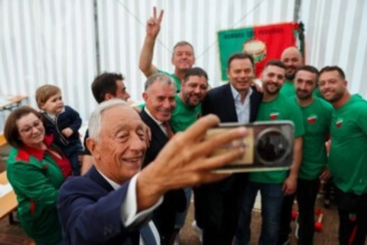 Marcelo tira "selfie" com Montenegro e a comunidade portuguesa de Estugarda (créditos: Nuno Veiga/LUSA)