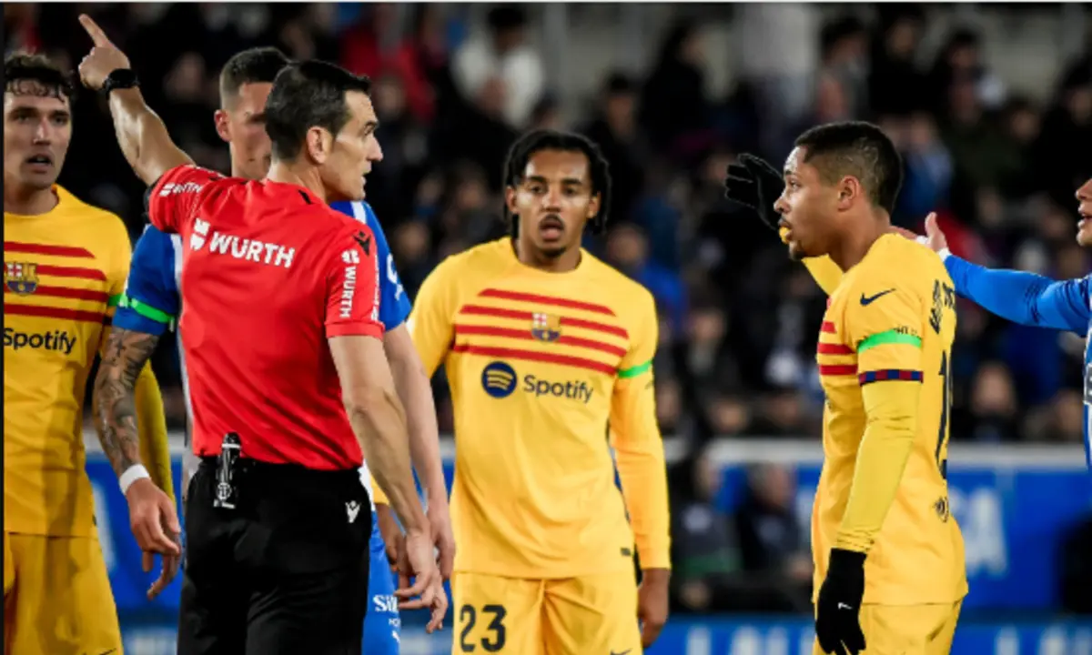 Vitor Roque expulso frente ao Alavés D.R.