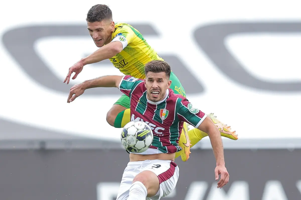João Silva com a camisola do Estrela da Amadora (Créditos: Gerardo Santos/Global Imagens)