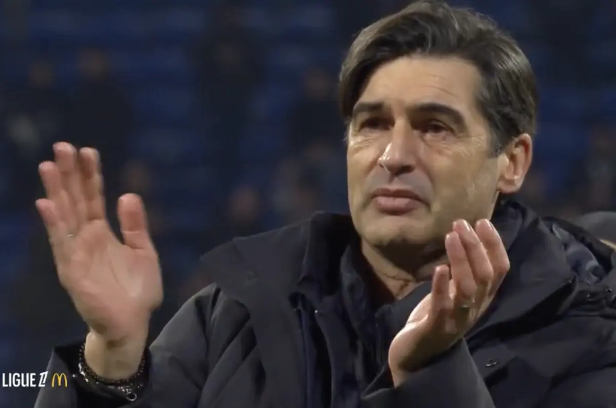 Imagem de contexto do artigo "Bravo Fonseca": adeptos do Lyon rendidos ao treinador português, que não esconde a emoção