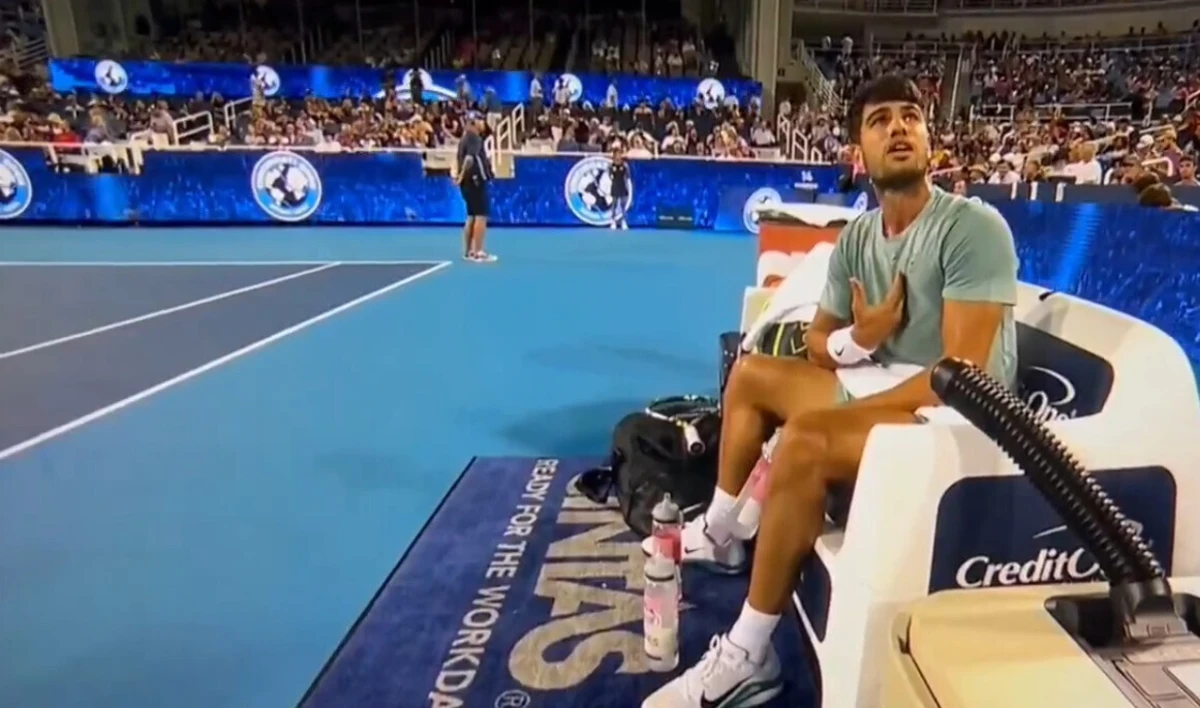 Imagem de contexto do artigo Carlos Alcaraz discute com árbitro por causa de garrafas de água: veja