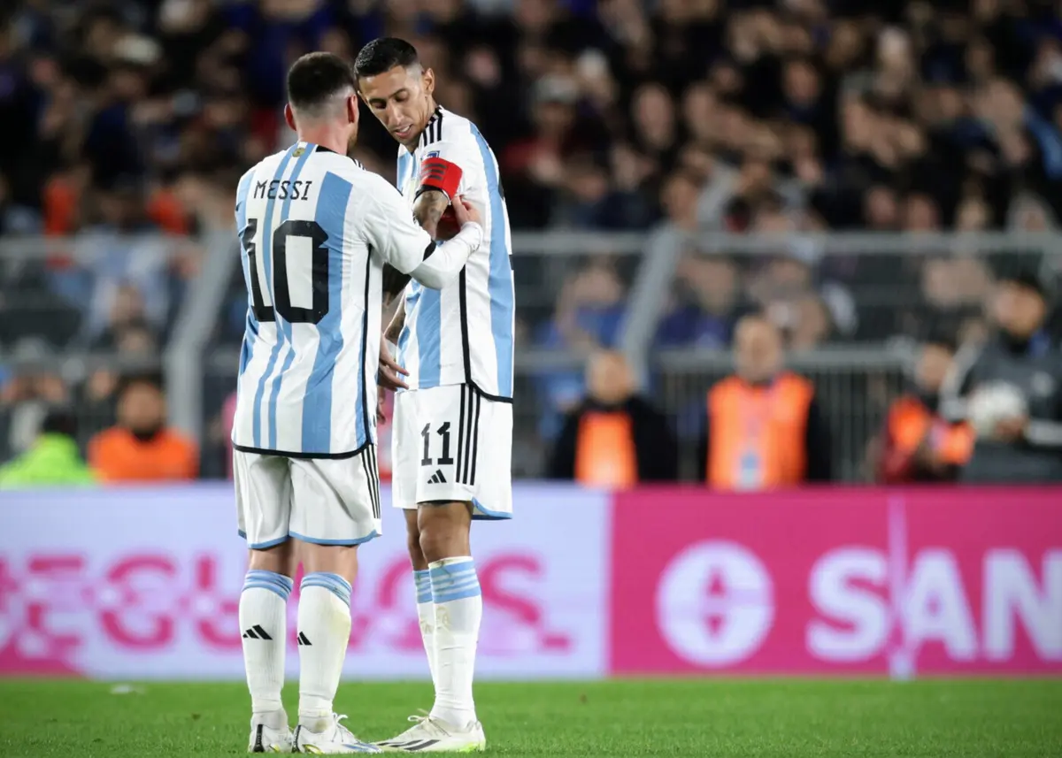 Messi dá a braçadeira da Argentina a Ángel Di María