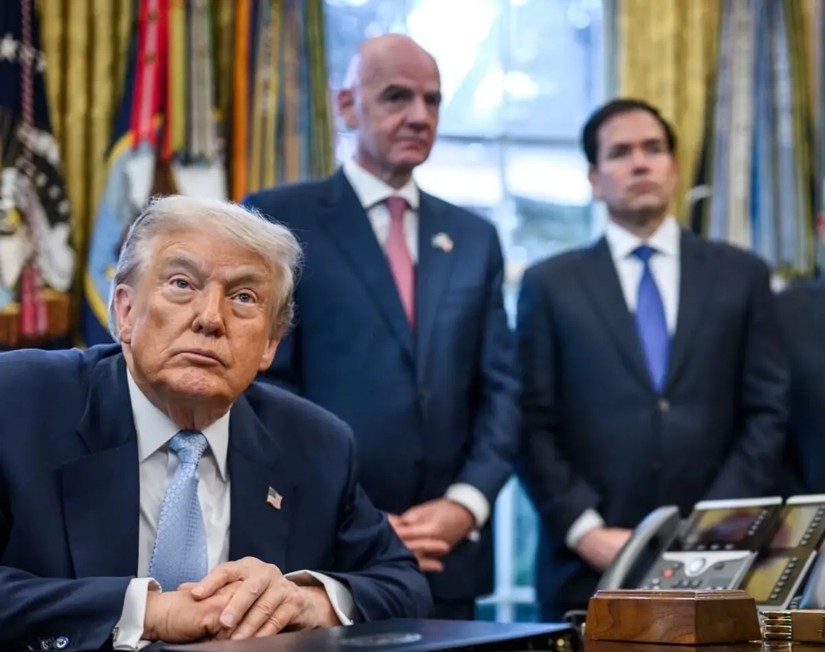 Donald Trump, com Gianni Infantino atrás de si