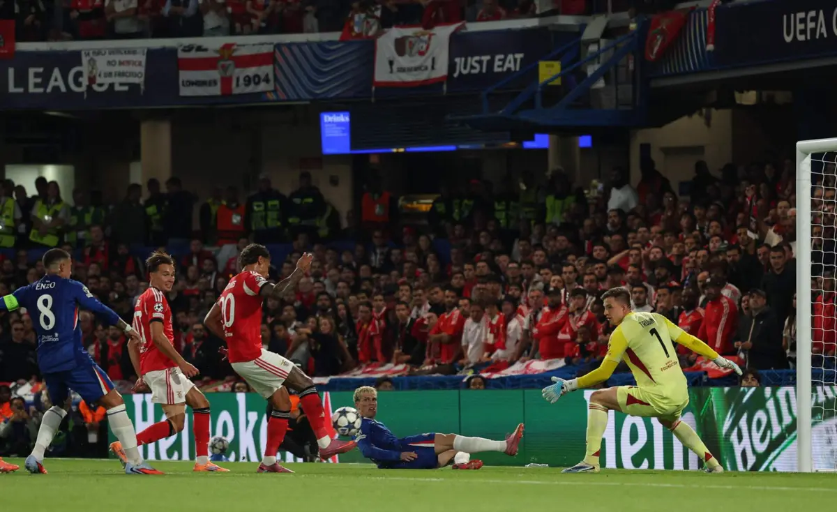 Benfica's Colombian midfielder #20 Richard Rios scores an own goal during the UEFA Champions League, league phase football match between Chelsea and Benfica at Stamford Bridge in London on September 30, 2025. (Photo by Adrian Dennis / AFP)