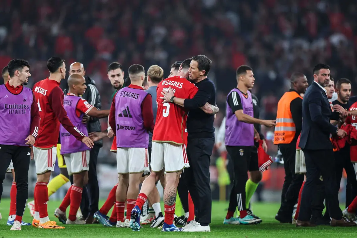 Roger Schmidt abraçou Morato no final do dérbi