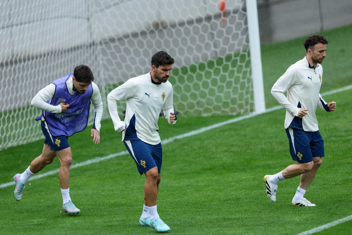 Rúben Neves e Diogo Jota (Créditos: Lusa)