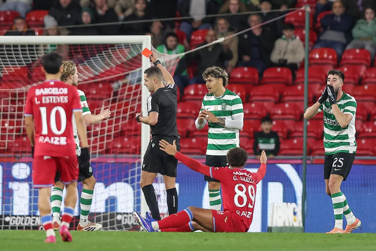 Gustavo Correia mostrou cartão vermelho a Gonçalo Inácio