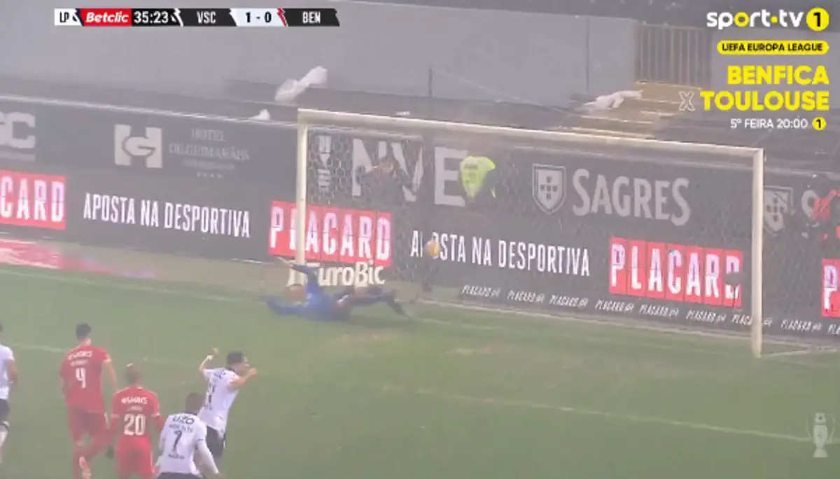 Imagem de contexto do artigo Penálti, VAR e golo: Tiago Silva abre o marcador no Vitória-Benfica. Veja o lance