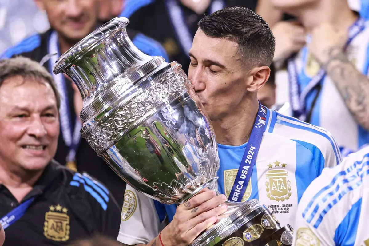 Di María com o troféu da Copa América, que venceu pela segunda vez seguida (créditos: AFP)